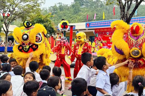 Ấm áp Trung thu nơi biên giới Tây Giang