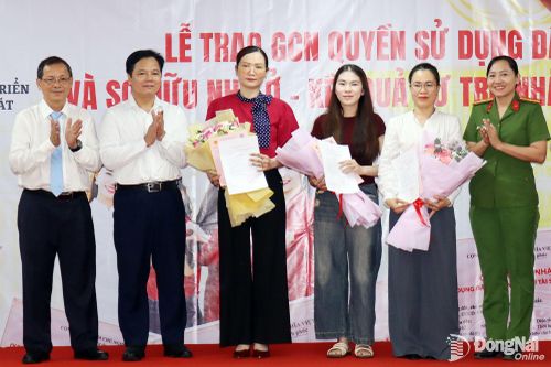 100 hộ dân đầu tiên nhận sổ hồng tại dự án nhà ở xã hội phường Phước Tân