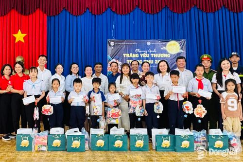 Báo và Phát thanh, Truyền hình Đồng Nai trao 65 suất học bổng và quà trung thu