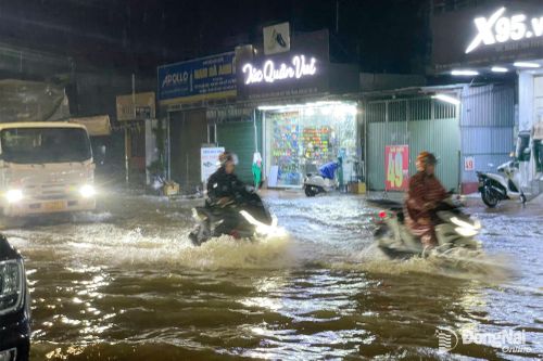 Mưa lớn gây ngập cục bộ đường Bùi Văn Hòa