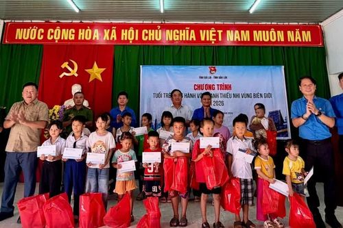 Tỉnh đoàn Gia Lai tặng quà cho thanh thiếu nhi xã Ea Bung và xã Ia Rvê