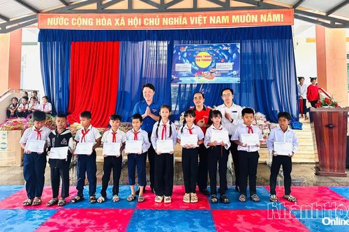 Tổ chức chương trình Trung thu cho 212 học sinh điểm trường Giang Ly