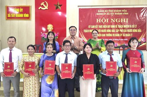 Xã Tây Khánh Vĩnh tổ chức ký cam kết thực hiện chức trách, nhiệm vụ được giao