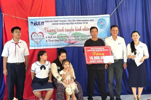 Báo và Phát thanh, Truyền hình Khánh Hòa phối hợp trao hơn 119 triệu đồng hỗ trợ bệnh nhân có hoàn cảnh khó khăn