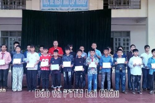 Hội Chữ thập đỏ tỉnh Lai Châu kết nối tặng quà trung thu học sinh vùng lũ
