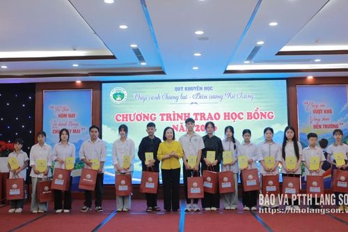 Trao 85 suất học bổng Quỹ "Chắp cánh tương lai - Biên cương xứ Lạng" năm 2026
