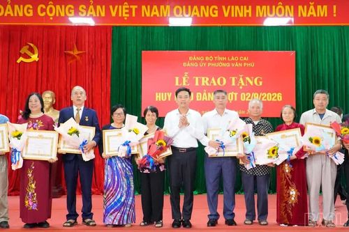 Lào Cai: Hàng trăm đảng viên được trao, truy tặng Huy hiệu Đảng đợt 2/9