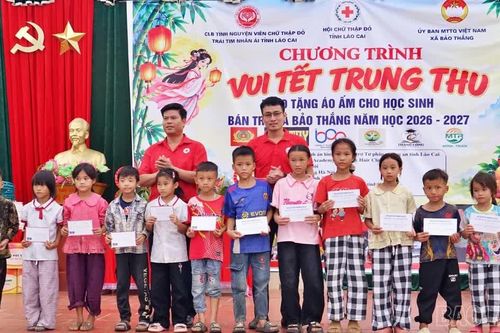 Hơn 700 suất quà Trung thu được trao cho học sinh tại xã Bảo Thắng