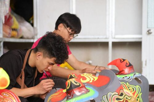 Từ cậu bé mê lân đến người giữ nghề