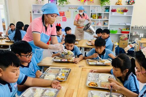 Bảo đảm bán trú ngay từ đầu năm học