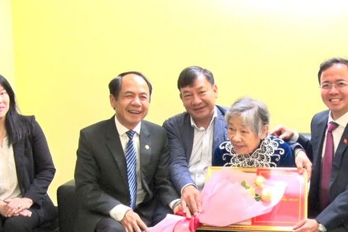 Phường Xuân Hương - Đà Lạt trao Huy hiệu Đảng tại nhà cho đảng viên lão thành