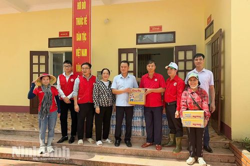 Hỗ trợ nhu yếu phẩm cho người dân bị ảnh hưởng bởi mưa lớn kéo dài tại thôn Ngọc Ba, xã Gia Tường