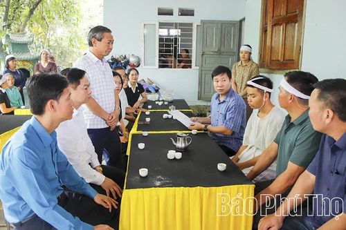 Trao 120 triệu đồng hỗ trợ gia đình 3 nạn nhân vụ sạt lở đất ở Đà Bắc