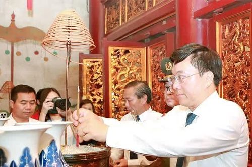 Dâng hương tưởng niệm các Vua Hùng trước Lễ kỷ niệm 72 năm Ngày Bác Hồ về thăm Đền Hùng và khánh thành Tượng đài “Bác Hồ với ngày hội non sông”