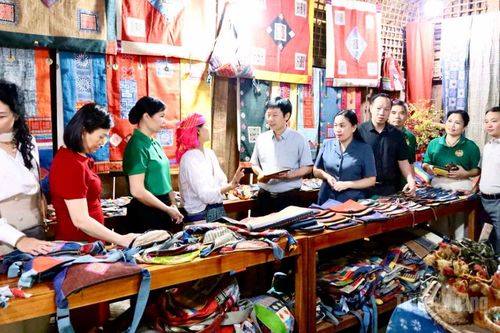 Đoàn công tác Trung ương Hội Nông dân Việt Nam thăm, tặng quà tại xã Lùng Tám