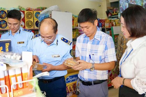 Kiểm tra công tác bảo đảm an toàn thực phẩm tại phường Bách Quang