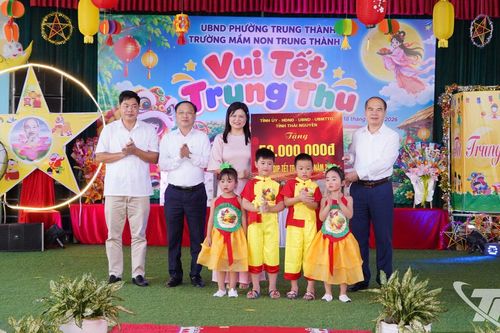 Tặng quà cho thiếu nhi phường Trung Thành nhân dịp Tết Trung thu