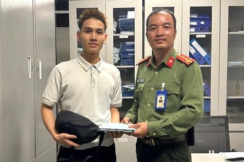 Trao trả tài sản trị giá 50 triệu đồng cho hành khách để quên tại sân bay