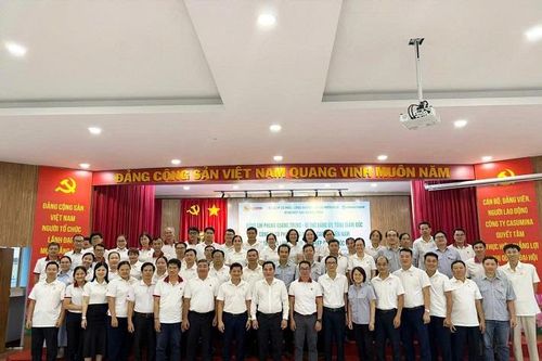 Tổng Giám đốc Casumina Phùng Quang Trung làm việc tại Xí nghiệp Cao su Hóc Môn