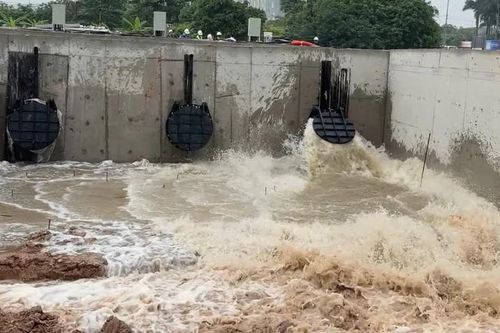 Hà Nội ngừng mưa, hệ thống bơm tiêu nước vẫn chạy xuyên đêm