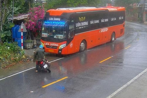 Thót tim xe khách đánh lái lao ra lề tránh xe máy lấn làn