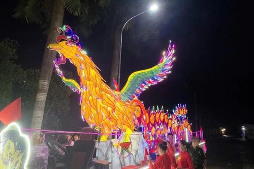 Mãn nhãn mô hình đèn Trung thu khổng lồ, lung linh trên đường phố Tuyên Quang