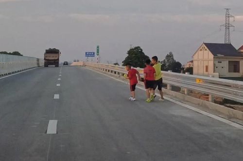 Người đi bộ trên cao tốc: Bước chân giữa lằn ranh sinh tử