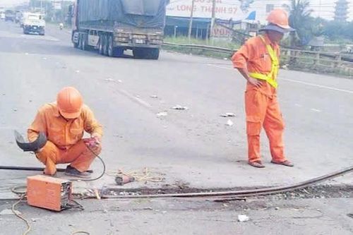 Kịp thời xử lý sự cố thanh sắt dài 3m nhô cao 25cm giữa mặt cầu Nước Trong trên QL51