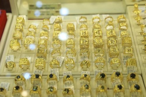Giá vàng thế giới vượt mốc 4.300 USD giữa áp lực lãi suất