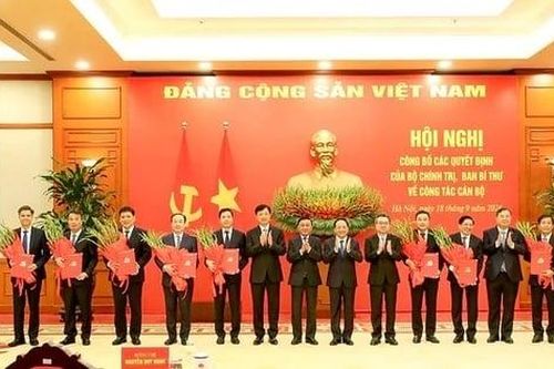 Công bố quyết định của Bộ Chính trị về công tác cán bộ