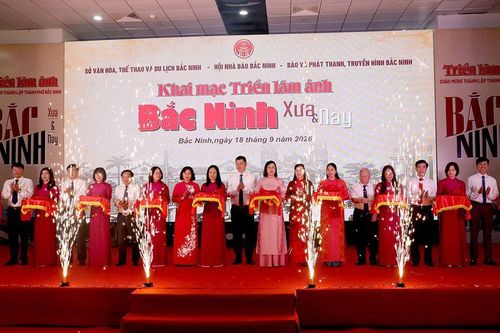 Triển lãm ảnh “Bắc Ninh xưa và nay” thu hút đông đảo người xem