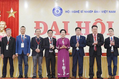 Nghệ sĩ Trần Thị Thu Đông tái đắc cử Chủ tịch Hội Nghệ sĩ nhiếp ảnh Việt Nam
