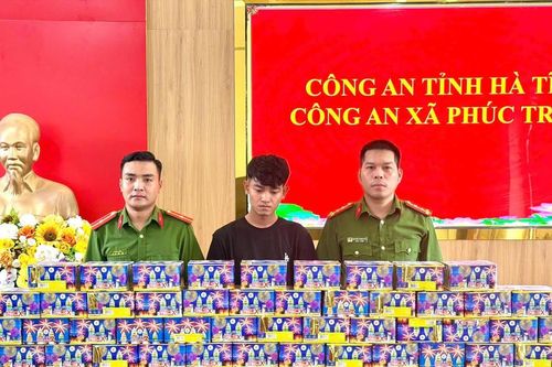 Bắt giữ nam thanh niên chở hơn 1 tạ pháo lậu