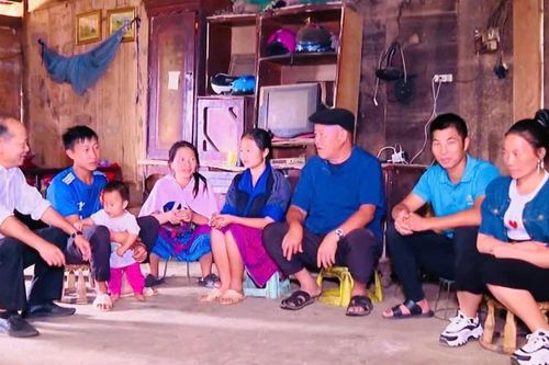 Người có uy tín - nhịp cầu nối ý Đảng, lòng dân