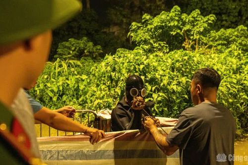 Cảnh sát cùng thợ lặn xuyên đêm tìm kiếm nam sinh viên nghi mất tích