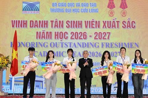 Trường Đại học Cửu Long thưởng hơn 9 tỷ đồng cho tân sinh viên khóa 27