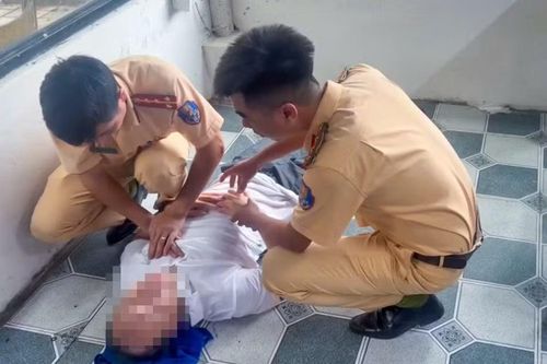 Đang tuần tra, CSGT kịp thời cứu người đột quỵ trong quán ăn