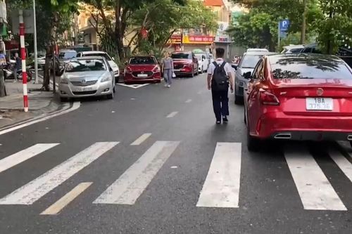 Bãi đỗ xe đẩy học sinh đi bộ xuống lòng đường