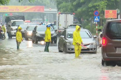 Bảo đảm an toàn giao thông qua điểm ngập úng
