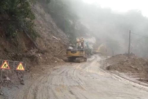 Khẩn trương khắc phục đường bộ hư hỏng, ngập úng do mưa bão