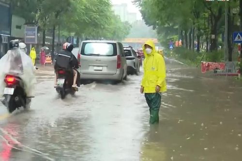 Dầm mưa khắc phục ngập, phân luồng giao thông
