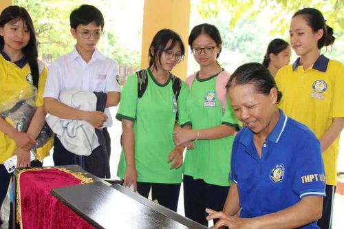 Cô lao công chơi đàn piano 'đốn tim' học sinh