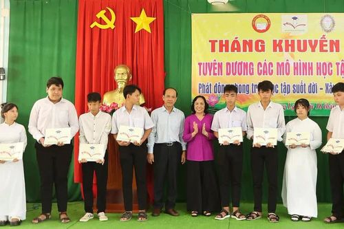 Thường Lạc (Đồng Tháp) phát động Tháng Khuyến học, tuyên dương các mô hình học tập tiêu biểu