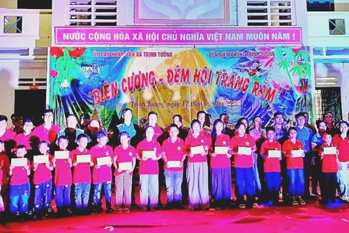 Tết Trung thu sớm ấm áp đến với trẻ em vùng cao biên giới Lào Cai