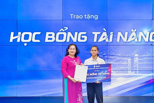 Nữ võ sĩ ba lần giành Huy chương Vàng vô địch Muay thế giới nhận học bổng Trường Đại học Hùng Vương