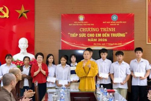 Trao 82 suất học bổng khuyến học 'Tiếp sức cho em đến trường' tại Phú Thọ