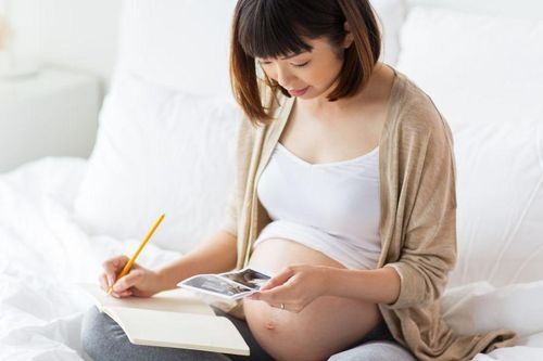 Nghỉ hưu 1 tháng rồi sinh con, có được hưởng 6 tháng thai sản?