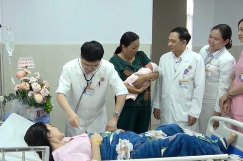 Mổ khẩn cấp cứu thai phụ 36 tuần bị rắn cắn