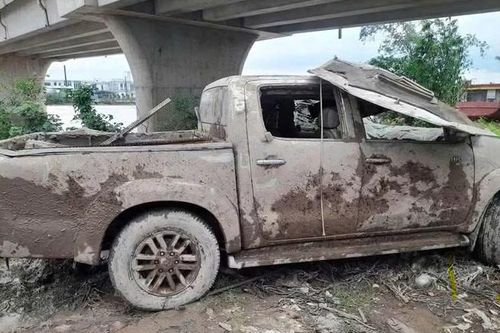 Vĩnh Long: Phát hiện xe ôtô bán tải gắn biển số TPHCM dưới kênh, bên trong có xương người