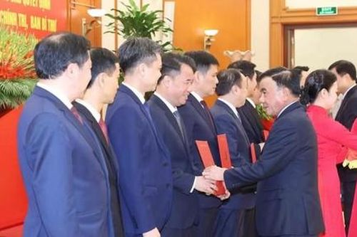 Công bố 12 quyết định của Bộ Chính trị, Ban Bí thư về công tác cán bộ
